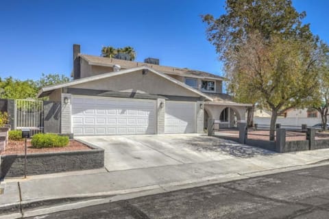 Stunning 4BR Home with Pool 3 Car Garage Upgrades House in Spring Valley