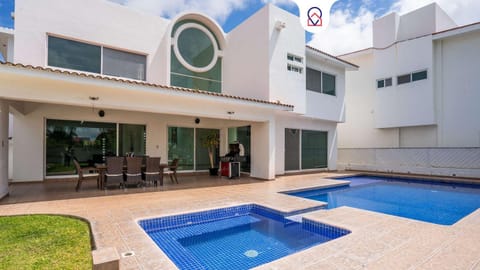 Property building, Day, Pool view, Swimming pool, sunbed