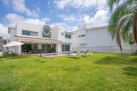 Spring, Day, Garden, Swimming pool