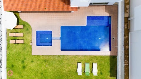 Property building, Day, Pool view, Swimming pool, sunbed