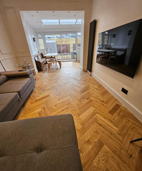 Wembley London lovely 6 bed House sleeps up to 14 House in Wembley