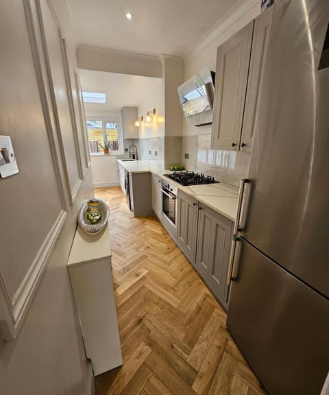 Wembley London lovely 6 bed House sleeps up to 14 House in Wembley