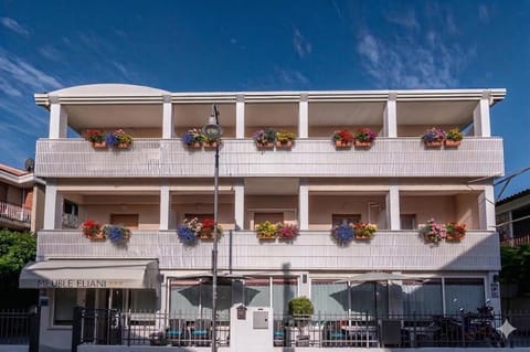 Property building, Day, Balcony/Terrace