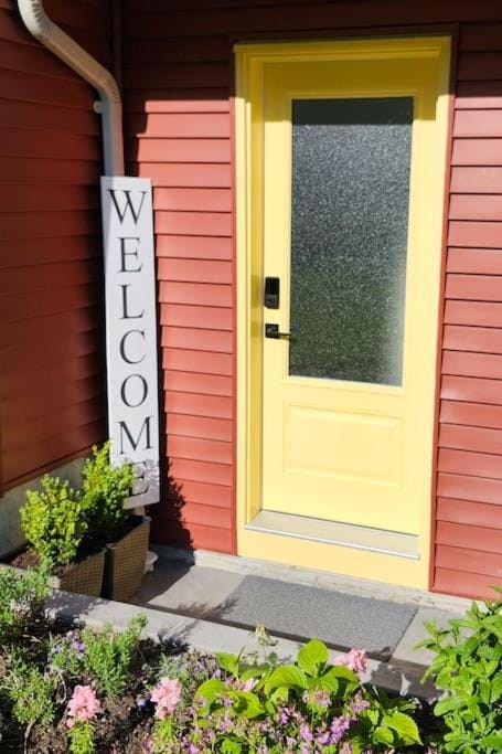 Property building, Facade/entrance, Garden, Garden view