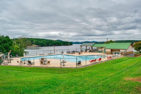 Home with Decks and River Access in Mt Gilead! Maison in Lake Tillery