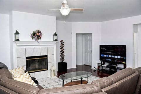 Communal lounge/ TV room, TV and multimedia, Living room, Seating area, Evening entertainment, fireplace