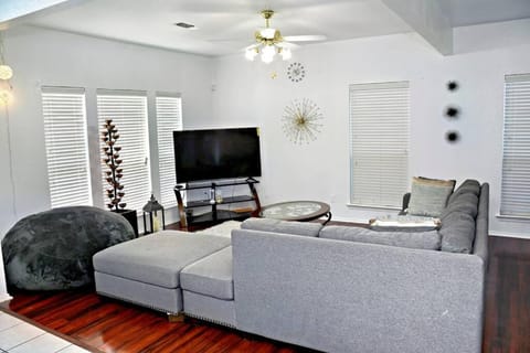 Communal lounge/ TV room, TV and multimedia, Living room, Seating area, Evening entertainment