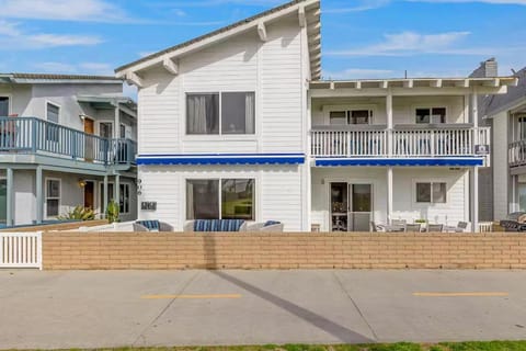 Oceanfront Oasis in Newport Beach Steps to Balboa Park, Pier, and The Fun Zone! House in Balboa Peninsula