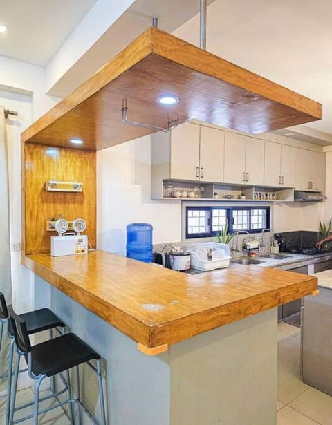 Homey & spacious with private plunge pool ktv near SMtela House in Angeles