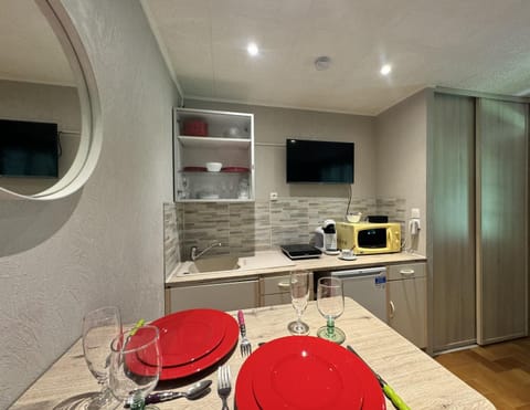 Kitchen or kitchenette, Dining area