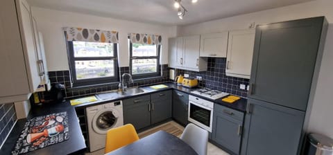 Kitchen or kitchenette, oven, washing machine