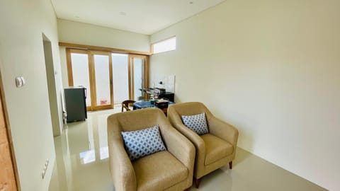 Communal lounge/ TV room, TV and multimedia, Living room, Seating area, Evening entertainment