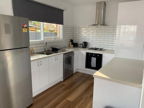 Nth Central 4BR Reno w WiFi House in Shepparton