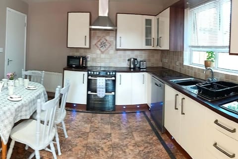 3 Bedroom House in Omagh Town with private parking & garden Casa in Omagh