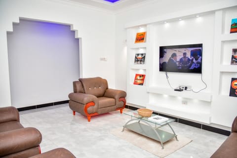 Communal lounge/ TV room, TV and multimedia, Living room, Seating area, Evening entertainment