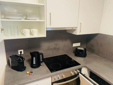 Coffee/tea facilities, Kitchen or kitchenette, stove, toaster