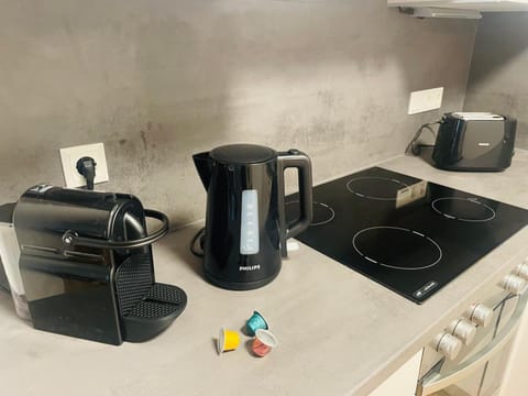 Coffee/tea facilities, Kitchen or kitchenette, stove, toaster