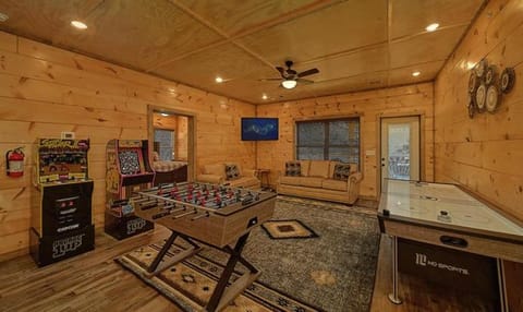 A Lodge at The Glades 12 BR Cabin Private Indoor Pool Hot Tubs Game Rooms and Theater Room Nature lodge in Gatlinburg