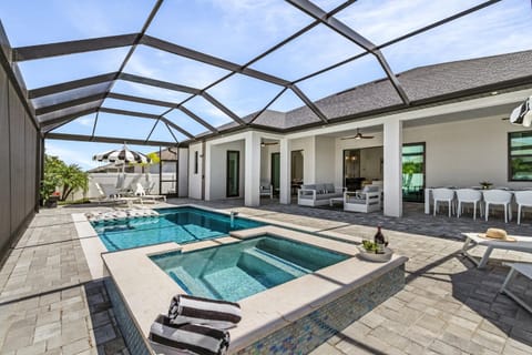 Gorgeous NEW Villa - Heated Pool and Spa, Game Room - Villa Luxe Escape - Roelens House in Cape Coral