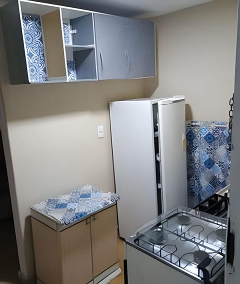 Kitchen or kitchenette, minibar, stove