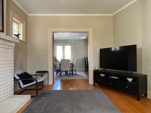 Cozy homestay in the master bedroom of a River Heights home Vacation rental in Winnipeg