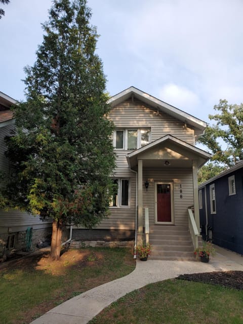 Cozy homestay in the master bedroom of a River Heights home Vacation rental in Winnipeg