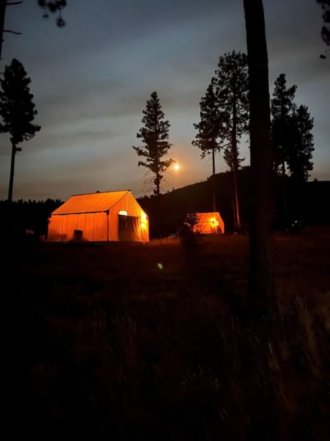 Tent 2 Oxen-Le-Fields Montana Luxury tent in Salmon River