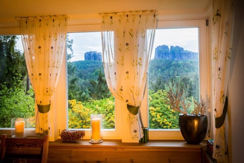 Living room, Garden view, Mountain view