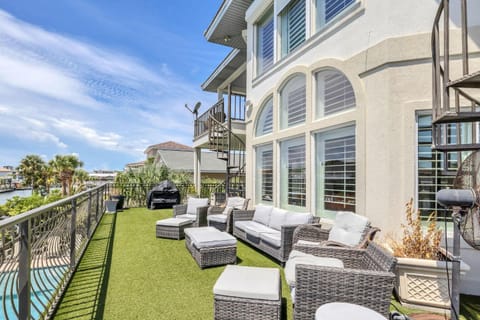 Waterfront Dream House Pool Golf Cart & Dock House in Destin