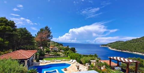 Property building, Day, Natural landscape, Lake view, Mountain view, Pool view, Sea view, Swimming pool, sunbed