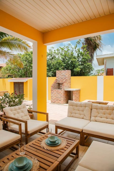 Casa Amarilla 9 mins from the beach House in Oranjestad