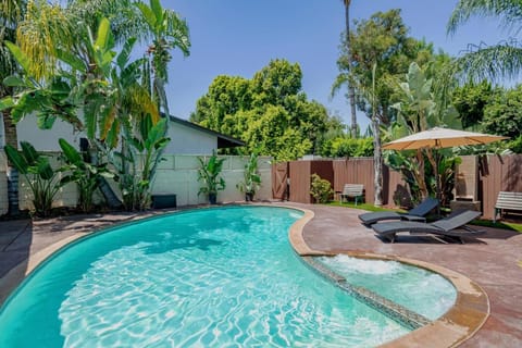 Cozy Home with Pool and Jacuzzi Minutes from Universal Studios House in Sherman Oaks