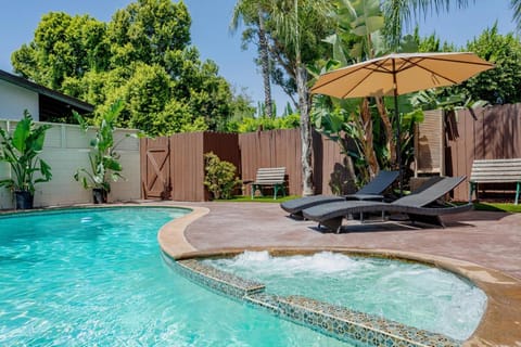 Cozy Home with Pool and Jacuzzi Minutes from Universal Studios House in Sherman Oaks