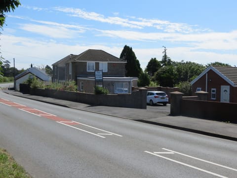 Four seasons Guest House Bed and Breakfast in Burry Port