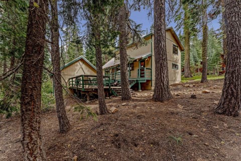 Near Northstar Wooded Retreat with Deck & Loft House in Tahoe Vista