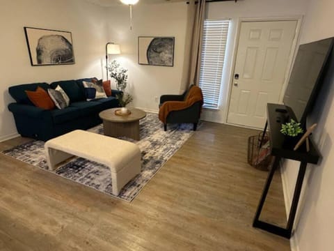 2BR Sophistication in OKC with Free WiFi & parking Apartment in Oklahoma City