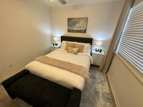 2BR Sophistication in OKC with Free WiFi & parking Apartment in Oklahoma City