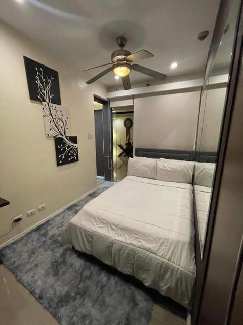 Elegant 2BR, 2 BA Suite Beside Eastwood Mall Apartment hotel in Pasig