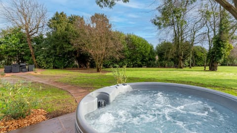 Garden, Hot Tub, Garden view