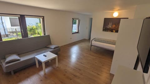 Bed, TV and multimedia, Photo of the whole room, Seating area