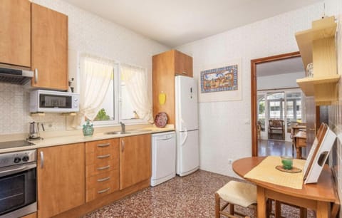 Kitchen or kitchenette, microwave, oven