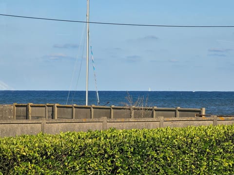 Grande maison normande, vue mer à 75 metres de la plage, équipé spa de nage House in Normandy