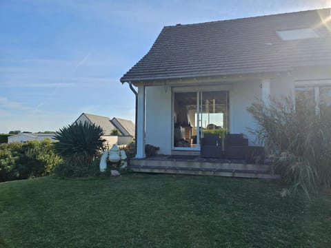 Grande maison normande, vue mer à 75 metres de la plage, équipé spa de nage House in Normandy