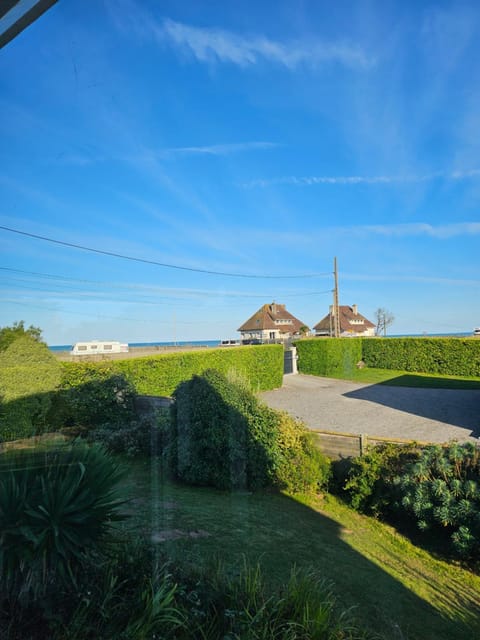 Grande maison normande, vue mer à 75 metres de la plage, équipé spa de nage House in Normandy