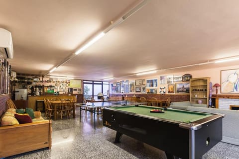 Billiard, Game Room, Table tennis, Lounge or bar