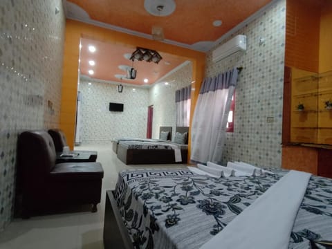 Bed, TV and multimedia, Photo of the whole room, Seating area, Bedroom