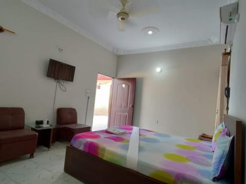 Bed, Seating area, Bedroom