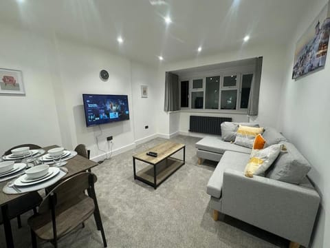 Modern 3bed, Garden, Surbiton St Apartment in London Borough of Richmond upon Thames