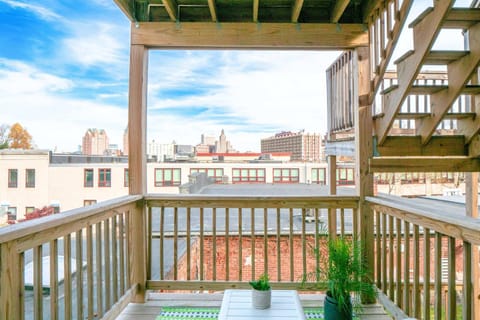 Jennifer's Private Amazing View Walkable Apartment with Relaxing Deck Apartment in Providence