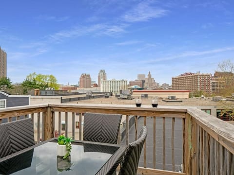 Jennifers Penthouse Panoramic City View Apartment with Deck Apartment in Providence